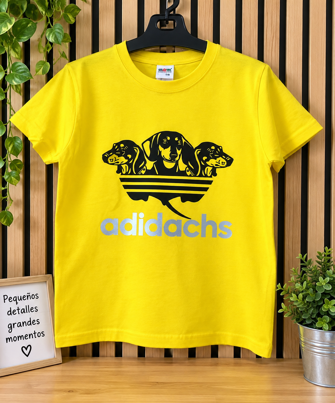 Camiseta infantil amarilla con diseño de tres perros teckel